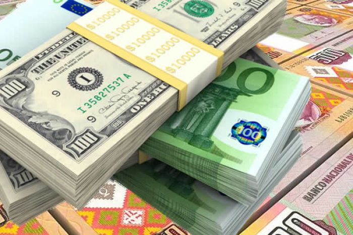 Kwanza desvalorizou quase 16% face ao dólar só este mês e 31,3% desde janeiro