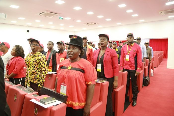 Ausência do clã "dos Santos" comentada entre os "Camaradas"