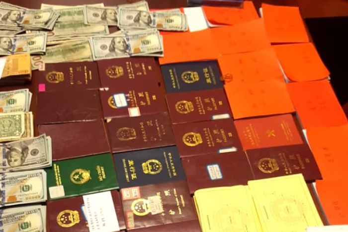 Chinesa detida por falsificar vistos de trabalho de seus concidadãos e transferir ilicitamente valores