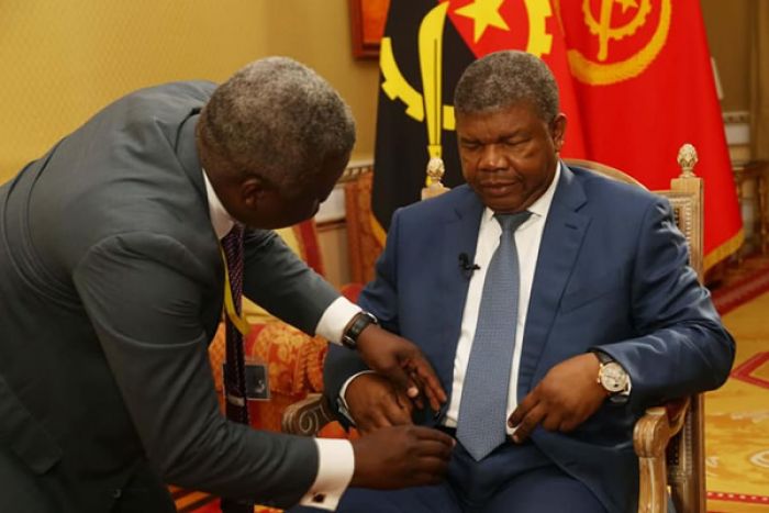 Jornalista que entrevista JLo se desrespeita a si próprio porque gasta seu precioso tempo ouvindo mentiras