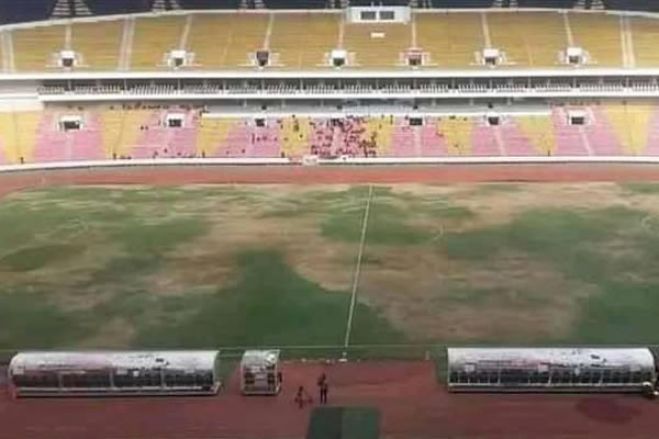 1.º de Agosto multado devido ao mau estado do relvado do estádio 11 de Novembro