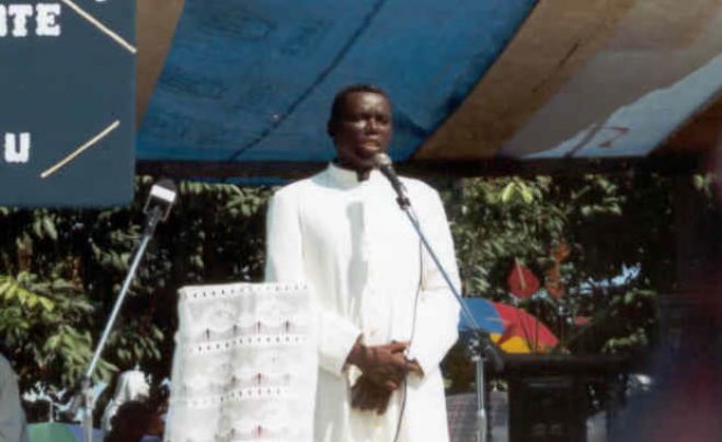 Prelado acusa o oficial da polícia e a Igreja Católica pela sua "humilhação".