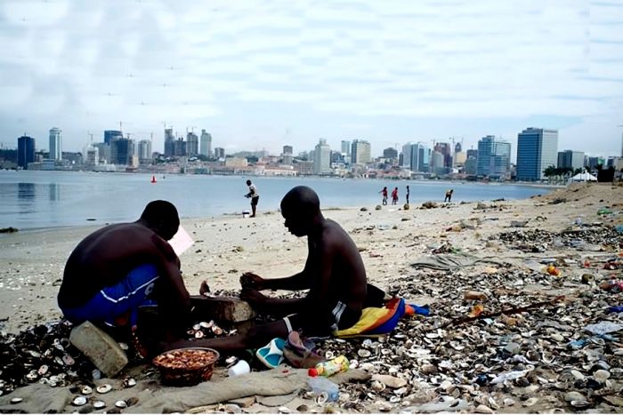 Governo analisa substância que está a poluir orla costeira de Luanda