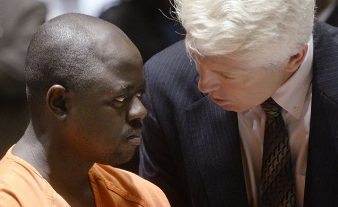 Evaristo Deus está no tribunal com seu advogado Justin Leary.A sua primeira aparição em Androscoggin County Superior Court