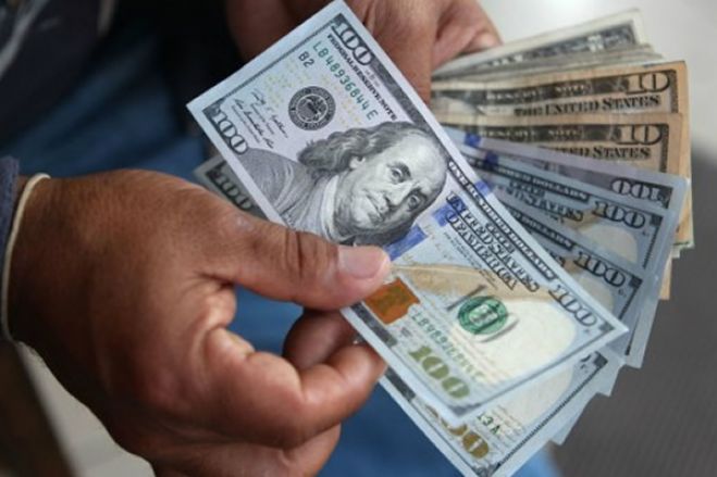 Clientes de bancos angolanos com dificuldades de levantar dinheiro em moeda estrangeira