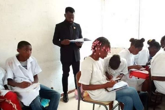 Professor angolano que liderou protesto de alunos alvo de processo disciplinar, governo fala em "precipitação"