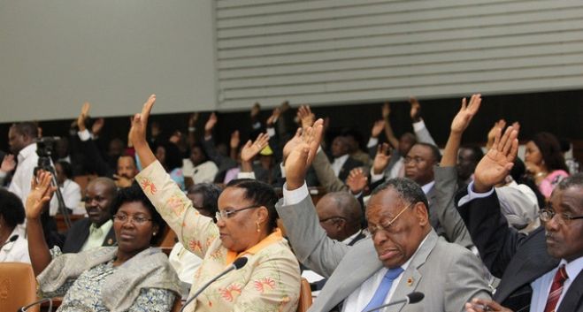 MPLA aprova seis propostas de revisão legislativa com o abandono da Oposição