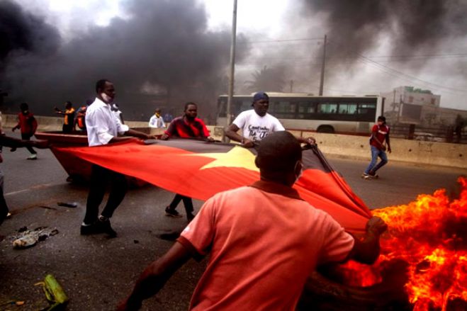 Risco de uma nova guerra civil: Angola pode tornar-se uma "anocracia"?