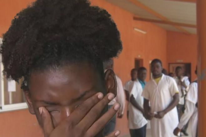 Escolas de Luanda proíbem cortes de cabelo “extravagantes” por “incitarem à violência"