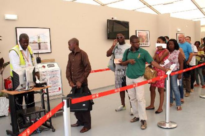 Seis angolanos repatriados para Luanda por verem entrada recusada na Europa e EUA