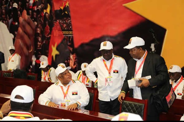 Porque razão o angolano ate á corruptos e assassinos trata de vossa excelência?