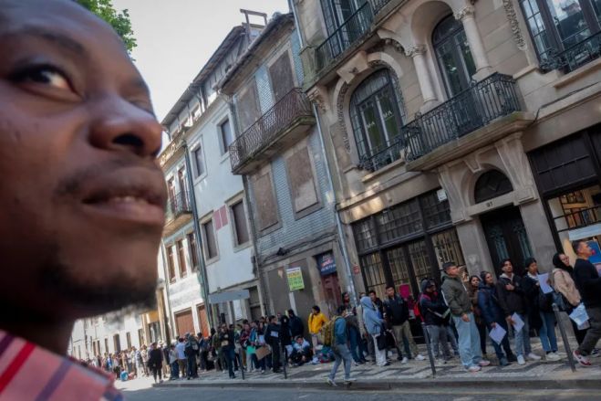 Imigrantes em Portugal esperam dias e dormem na rua para validar documentos