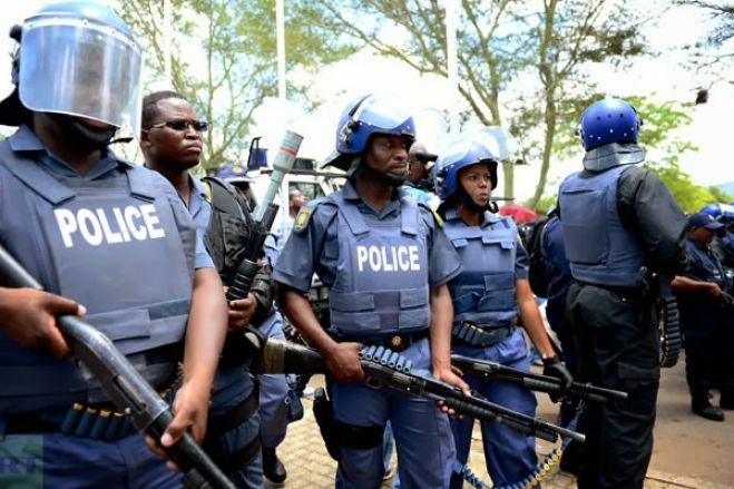 Polícia sul-africana prende três pessoas ligadas ao processo contra Jacob Zuma