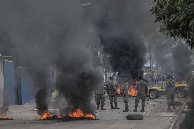 Fumo negro, pilhagens, estouros e gás lacrimogéneo levam caos a Maputo