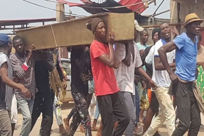 Familiares levam ao Comando da Polícia do Cuango cadáver do homem assassinado por militares