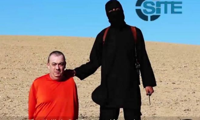 Alan Henning com o jihadista conhecido como "Jihadi John". Britânico é o quarto refém estrangeiro morto pelo Estado Islâmico - HO / AFP