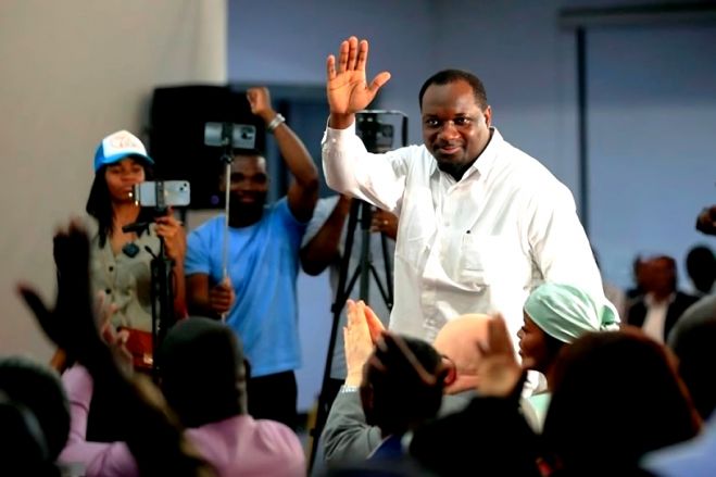 "A UNITA arrisca perder a identidade"