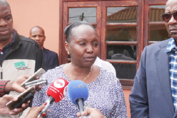 Ministra da Saude considera "negligência grosseira" transfusão que contaminou menor com HIV