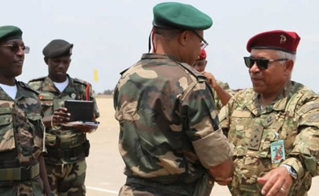 General Emílio Faceira (à dir.) recebe cumprimentos de oficiais superiores das FAA, pela promoção e patenteamento