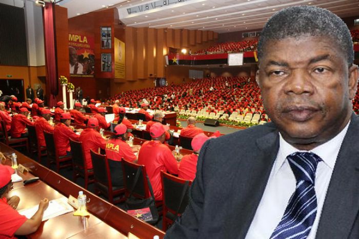 Saída de Eduardo dos Santos é "momento decisivo" na transição em Angola - investigador