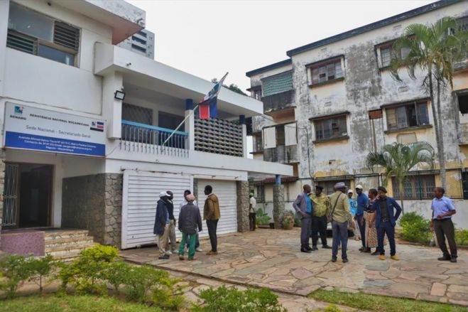 Polícia moçambicana recupera sede da Renamo em Maputo e retira antigos guerrilheiros
