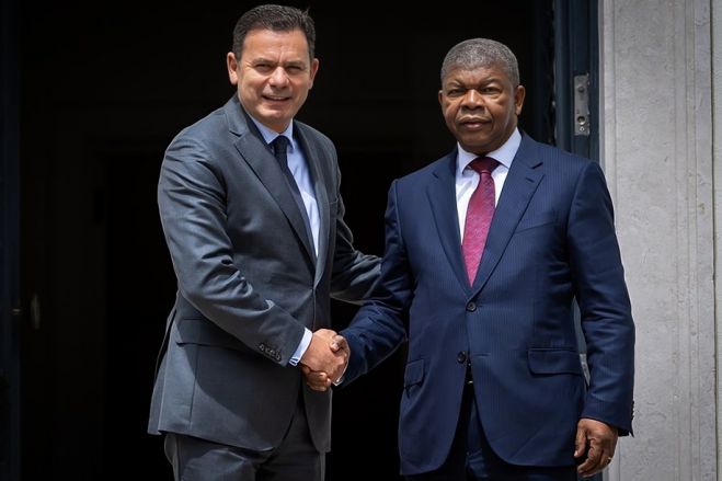 Relações luso-angolanas "não vivem lua-de-mel" mas estão num bom momento