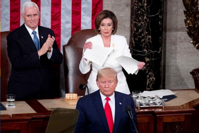 Trump diz que "anos de decadência terminaram". Pelosi rasga discurso