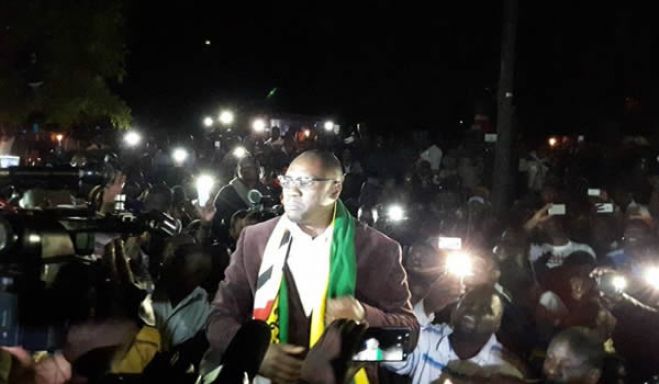 Pastor Evan Mawarire depois de ser libertado