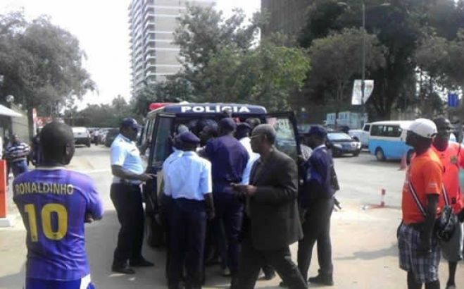 Cinco foram presos pela polícia, um está desaparecido.