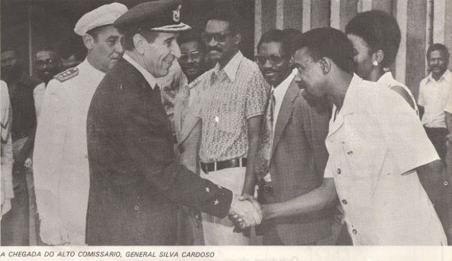 Alto comissário general Silva Cardoso cumprimenta membros do Mpla em 1975