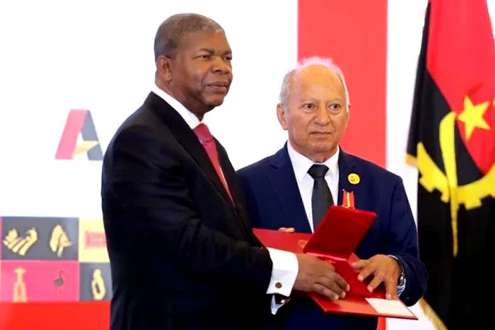 João Lourenço condecora general cubano com medalha dos 50 anos de Independência.