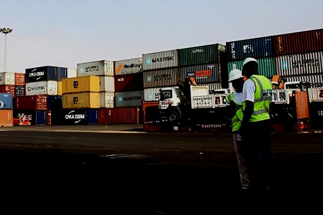 Governo suspende licenciamento de importação de diversos produtos alimentares e de vestuário