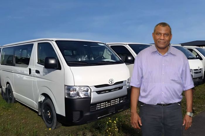 Qual a origem dos fundos para a aquisição dos 500 táxis pelo Riquinho?