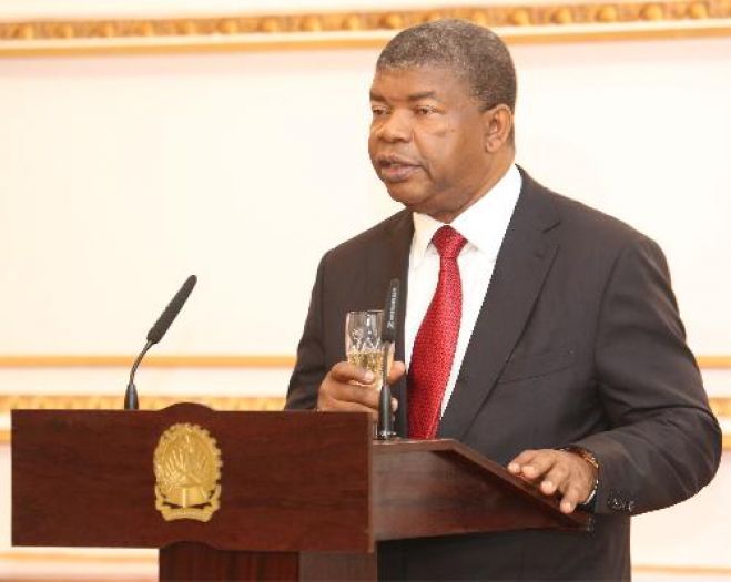 João Lourenço diz à comunicação social estatal para servir "de facto" interesse público