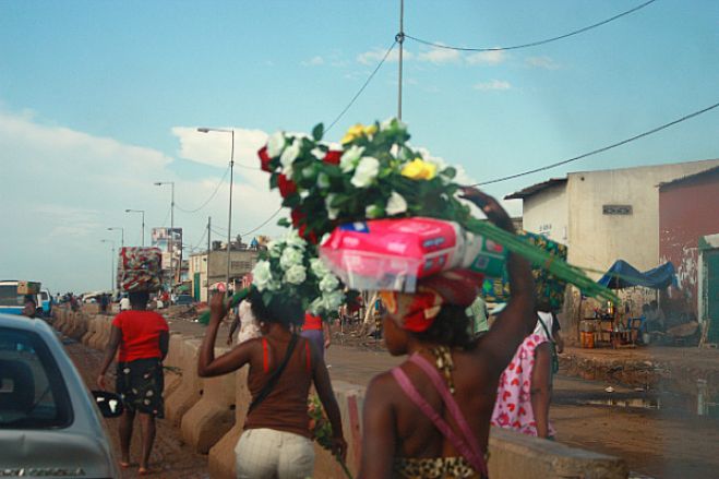 As mulheres de Angola carregam produtos na cabeça