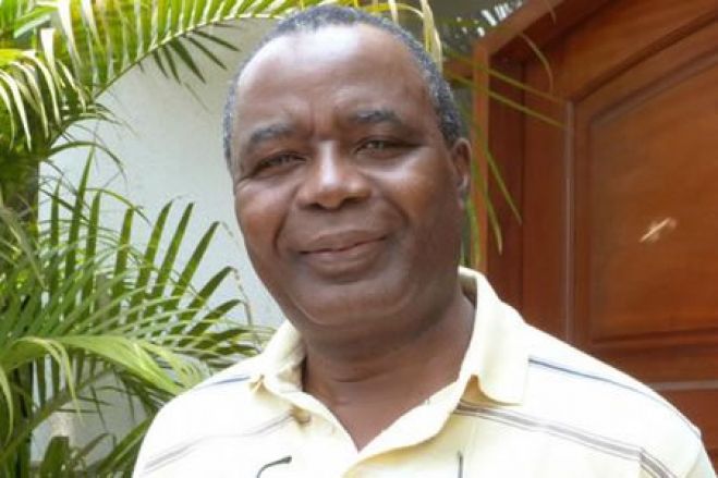 Anúncio de José Eduardo dos Santos visa "baixar a tensão" - Marcolino Moco