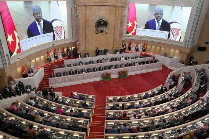 Salários dos deputados equivalem agora a 20 salários mínimos nacionais