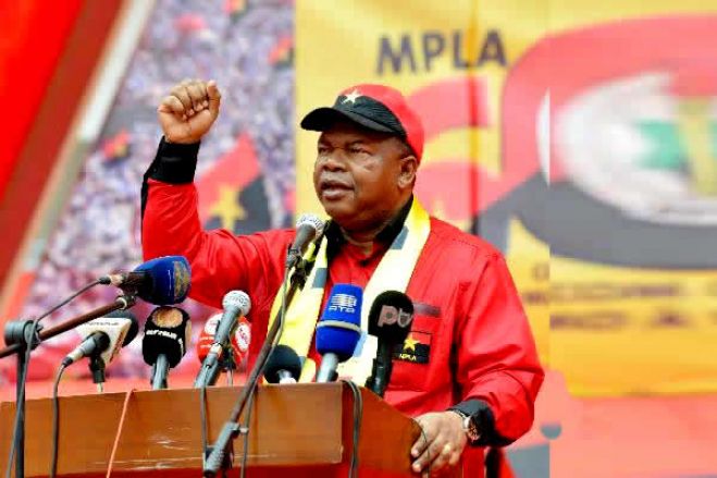 João Lourenço diz a adversários que têm de treinar, se querem "marcar golo" nas eleições