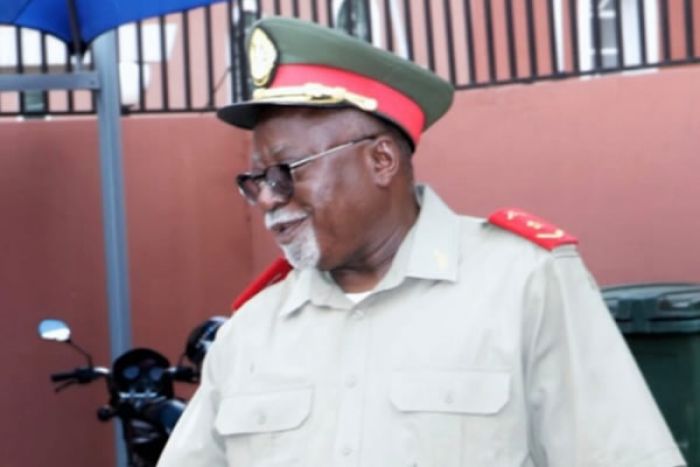 General angolano quis dançar Kazukuta na terra do Samba