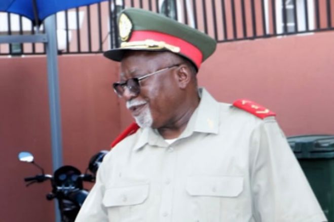 General angolano quis dançar Kazukuta na terra do Samba