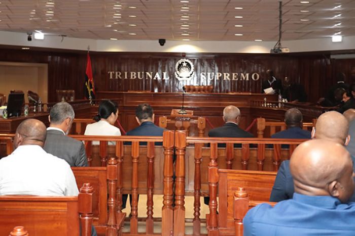 Generais Kopelipa e Dino acusados de defraudar Estado em vários biliões de dólares