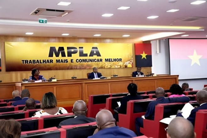 Higino Carneiro no centro da reunião do Comité Central do MPLA sobre o próximo congresso