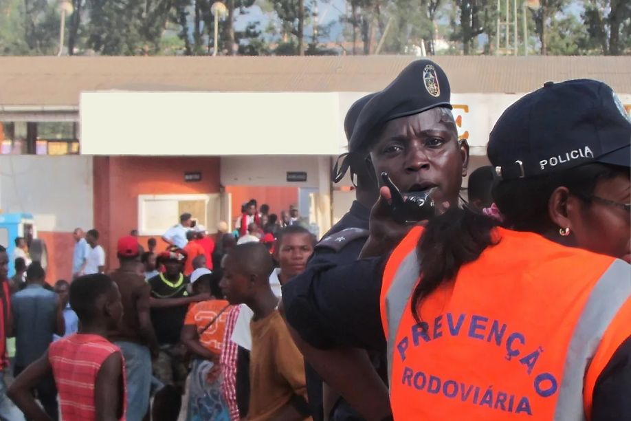 Adeptos e polícia angolana confrontam-se em dia de jogo de celebração