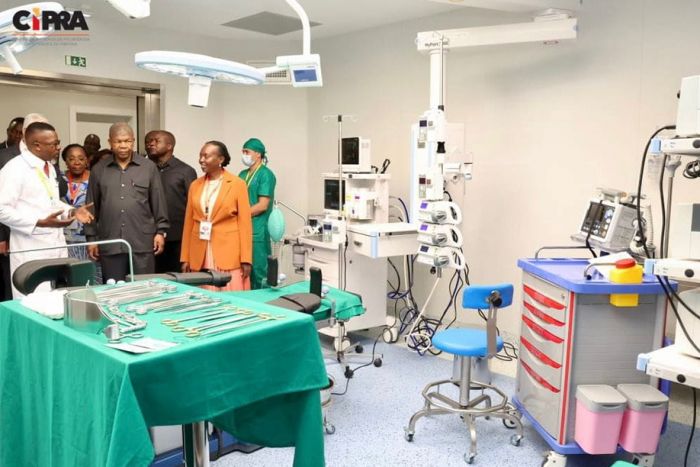 A Hipocrisia dos Políticos: Promessas vazias e a realidade da busca por serviços no exterior