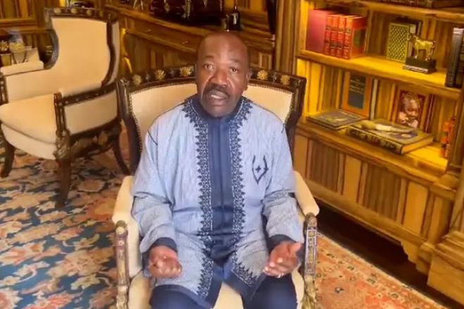 Ali Bongo pede aos gaboneses para "fazerem barulho" contra tentativa de golpe