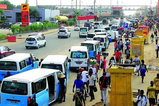 Taxistas e "kupapatas" estão a ser alugados pelos partidos para a mega-comícios neste sabado