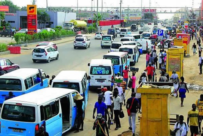 Taxistas e "kupapatas" estão a ser alugados pelos partidos para a mega-comícios neste sabado