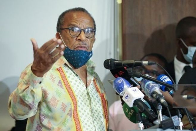 Oposição defende que MPLA "deve ser oposição para se curar da corrupção"