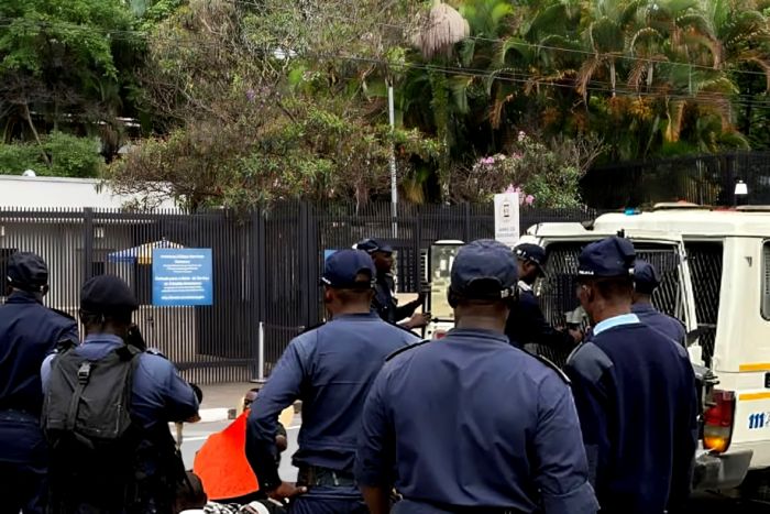 Polícia angolana detém ativistas que apoiavam protestos em Moçambique