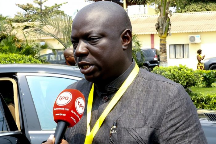 Bento Kangamba oferece apoio financeiro de 50 milhões de kzs a vendedoras em Luanda